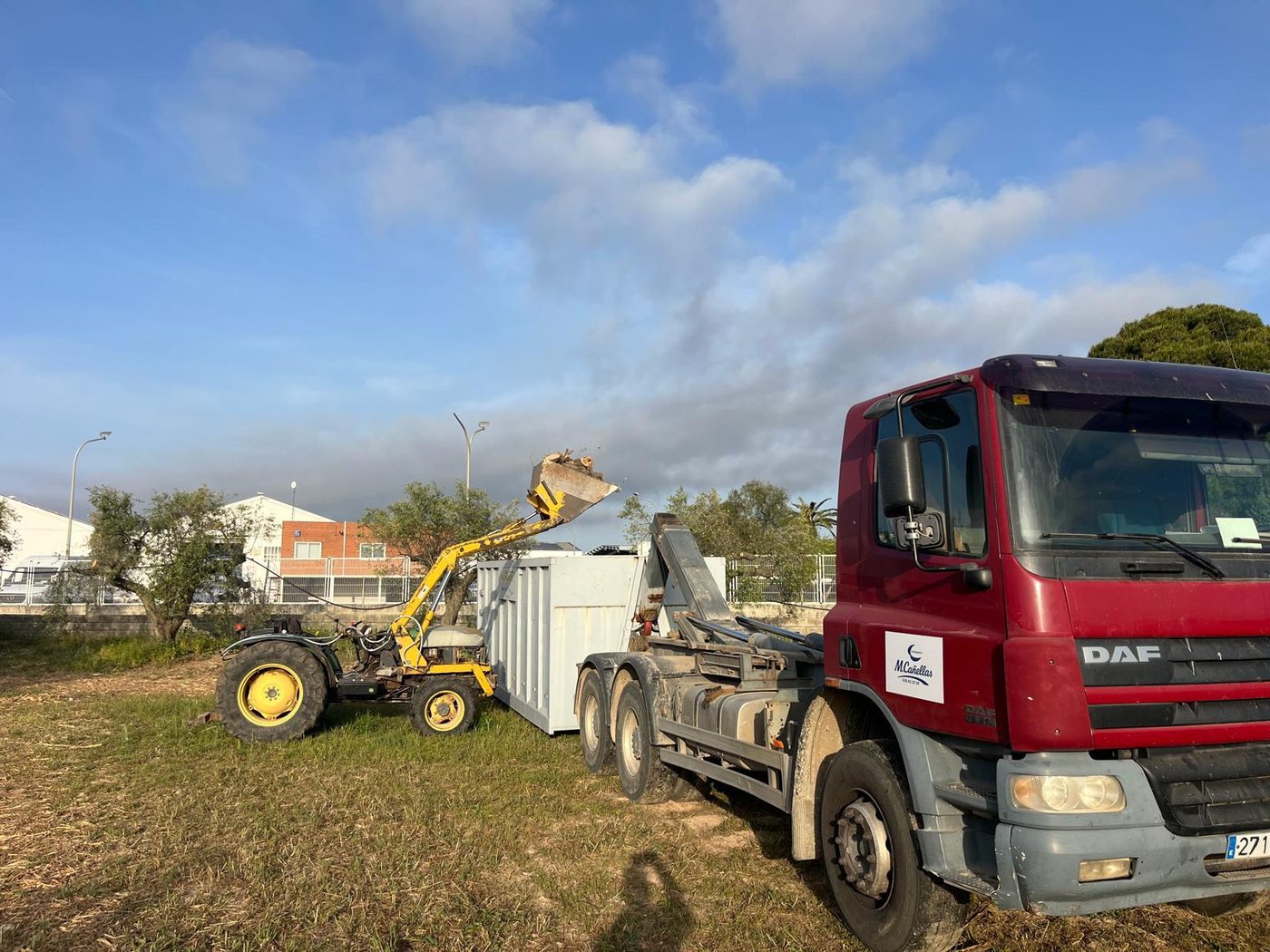 Camión y tractor trabajando juntos